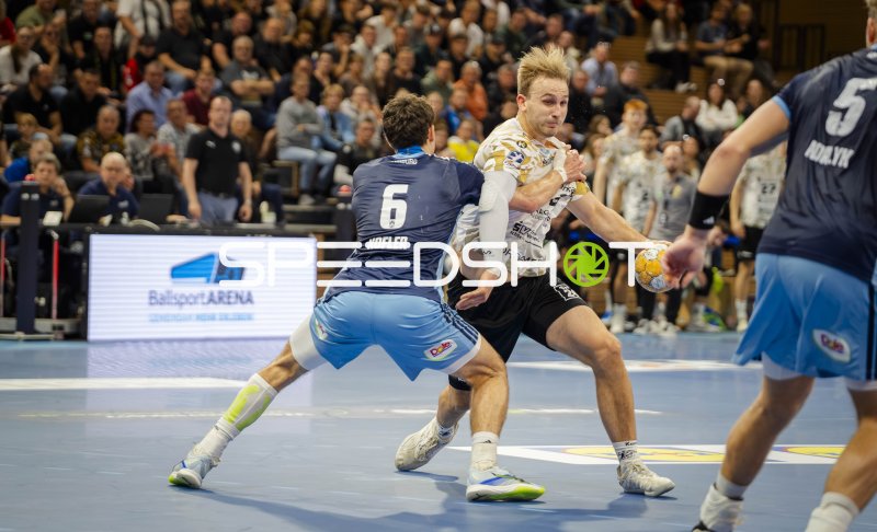 Anton Preußner (#13; HC Elbflorenz) im Zweikampf gegen Hamburgs Abwehr