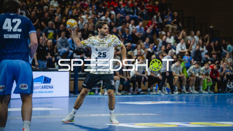 Sebastian Greß (#25; HC Elbflorenz) mit Ball in Wurfposition