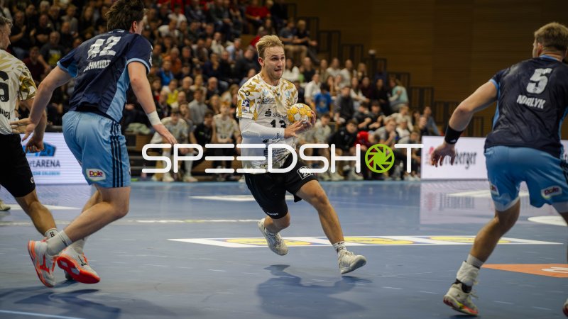 Anton Preußner (#13; HC Elbflorenz) im Spielaufbau gegen Hamburg