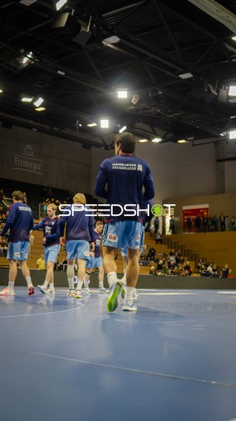 Handball Club Hamburg Spieler beim Einlaufen in der BallsportArena Dresden