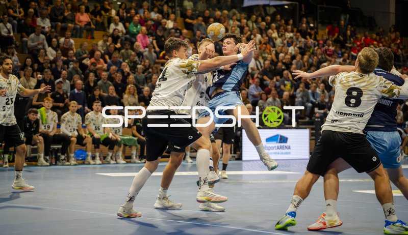 Toma Gadza (#2; Handball Club Hamburg) gegen Sebastian Greß im Zweikampf