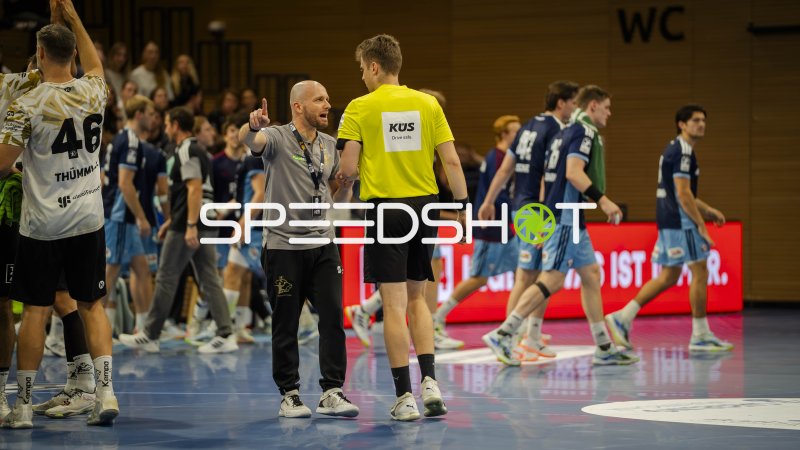 Schiedsrichter diskutiert mit Trainer während Spielunterbrechung in Dresden