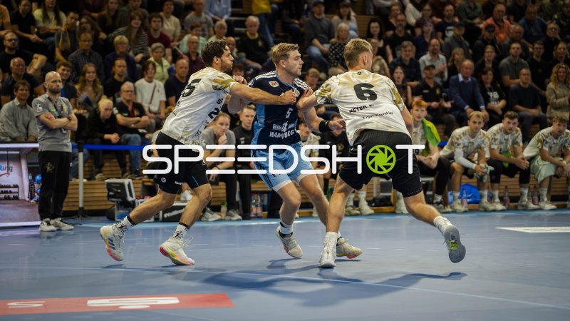 Spieler von HC Elbflorenz im Zweikampf gegen Handball Club Hamburg