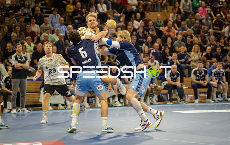 Anton Preußner (#13; HC Elbflorenz) im Luftduell gegen Hamburgs Abwehr