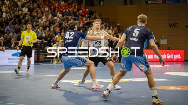 Ivar Stavast (#23; HC Elbflorenz) im Zweikampf gegen HC Hamburg