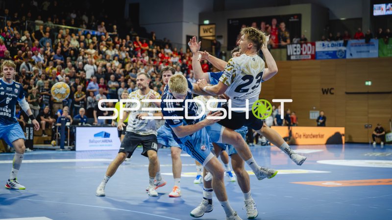 Martin Hovde (#81; Handball Club Hamburg) springt zum Wurf gegen HC Elbflorenz