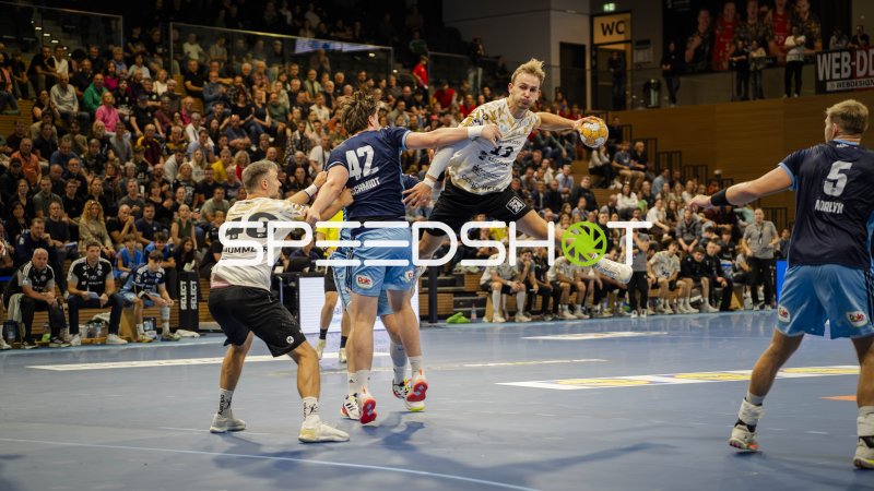 Dynamischer Wurf im Handball-Derby zwischen Hamburg und Elbflorenz