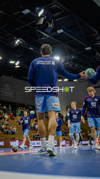 Handball Club Hamburg bei Einlaufritual in der BallsportArena Dresden