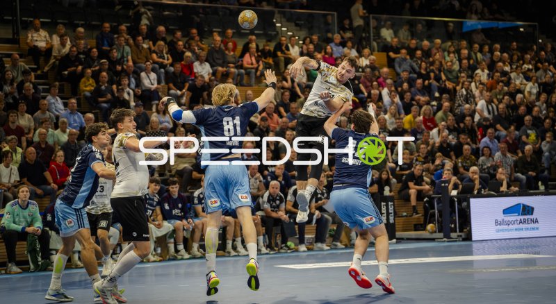 Martin Hovde (#81; HC Hamburg) im Luftduell gegen HC Elbflorenz