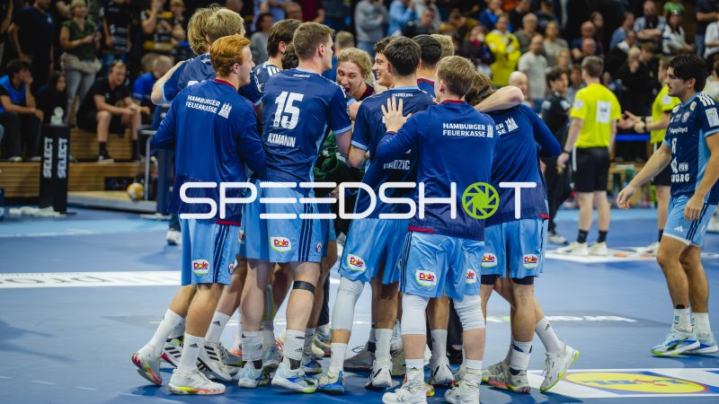 Handball Club Hamburg im Mannschaftskreis während Spielunterbrechung