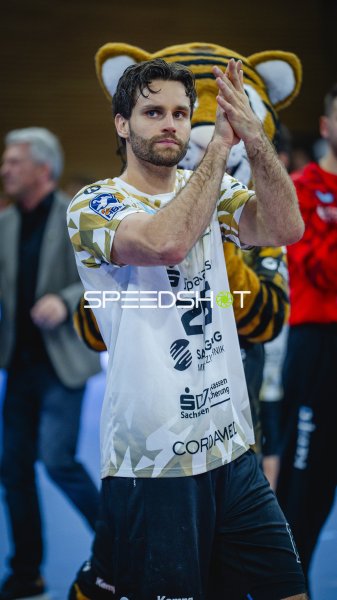 Sebastian Greß (#25; HC Elbflorenz) applaudiert den Fans
