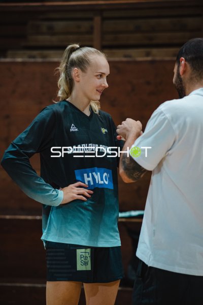 Spielerin der Saarlouis Royals im Gespräch mit Trainer in Genf