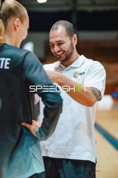 Trainer der Ravens de Geneve im Austausch mit Spielerin