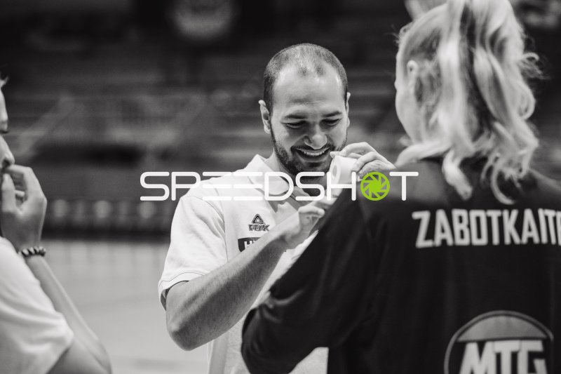 Trainer bei Besprechung mit Spielerin in Genf