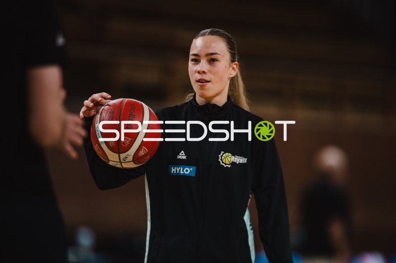 Spielerin der Saarlouis Royals mit Basketball in der Aufwärmphase