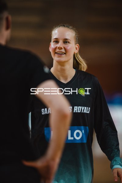 Spielerin der Saarlouis Royals lacht während Spielunterbrechung