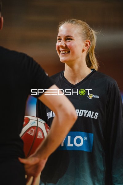 Spielerin der Saarlouis Royals lacht während Spielunterbrechung