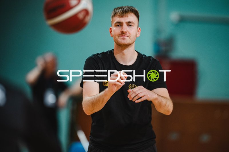 Trainer bei Vorbereitung in der Genfer Halle