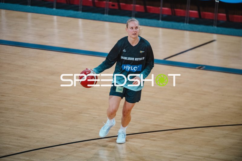 Spielerin der Saarlouis Royals mit Ball in Bewegung