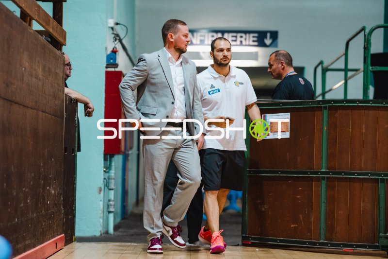 Offizielle und Trainer in der Coaching-Zone im Pavillon des Sports, Genf