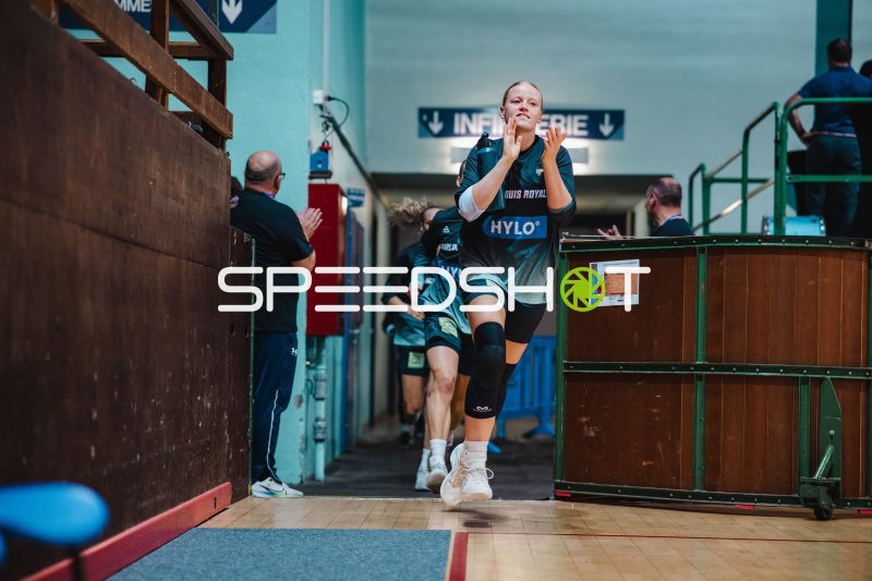 Emma Eichmeyer (#9; Saarlouis Royals) beim Einlaufen in Genf