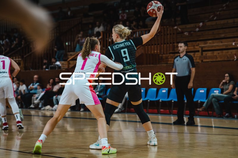 Emma Eichmeyer (#9; Saarlouis Royals) wirft über Abwehr der Ravens de Geneve
