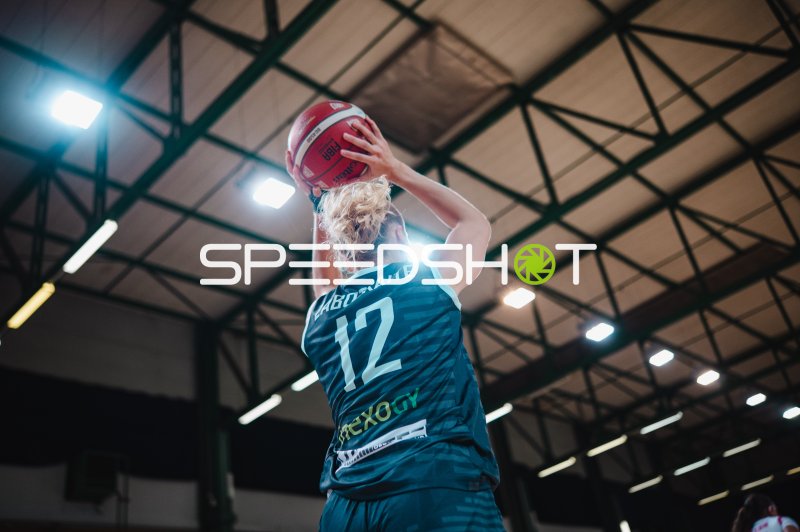 Caileigh Walsh (#12; Ravens de Geneve) beim Sprungwurf