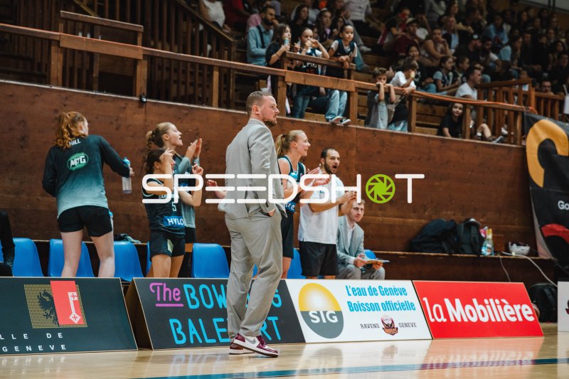 Trainer an der Seitenlinie während Spielunterbrechung in Genf