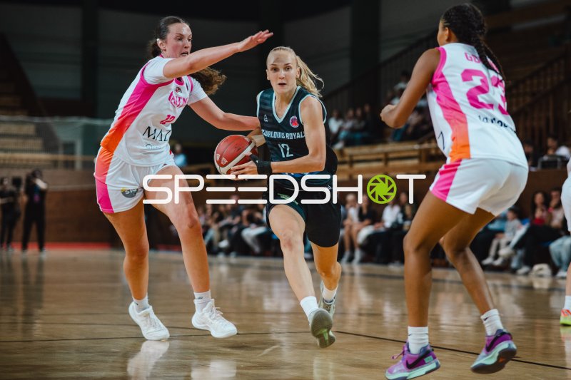 Spielerin der Ravens de Geneve (#12) mit Ball gegen Saarlouis Royals
