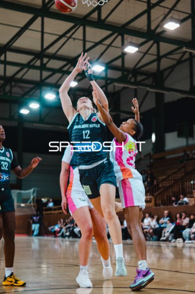 Caileigh Walsh (#12; Ravens de Geneve) wirft aufs Tor