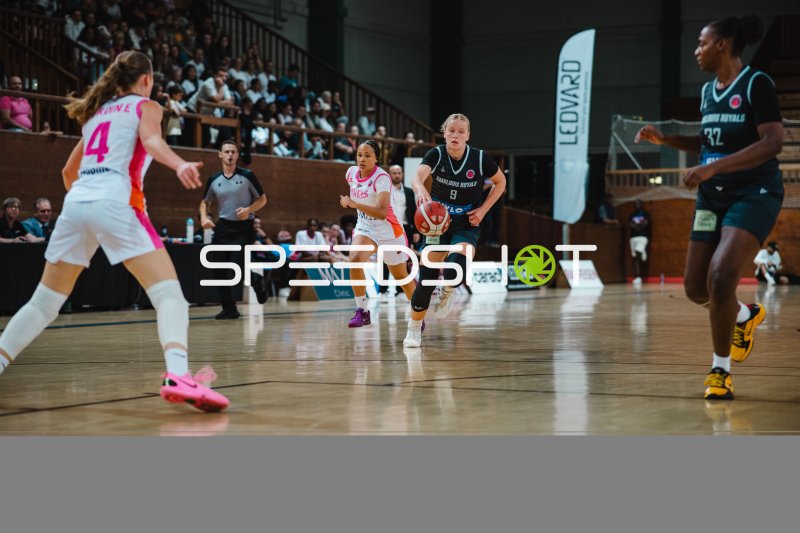 Emma Eichmeyer (#9; Deutschland) mit Ball im Spielaufbau