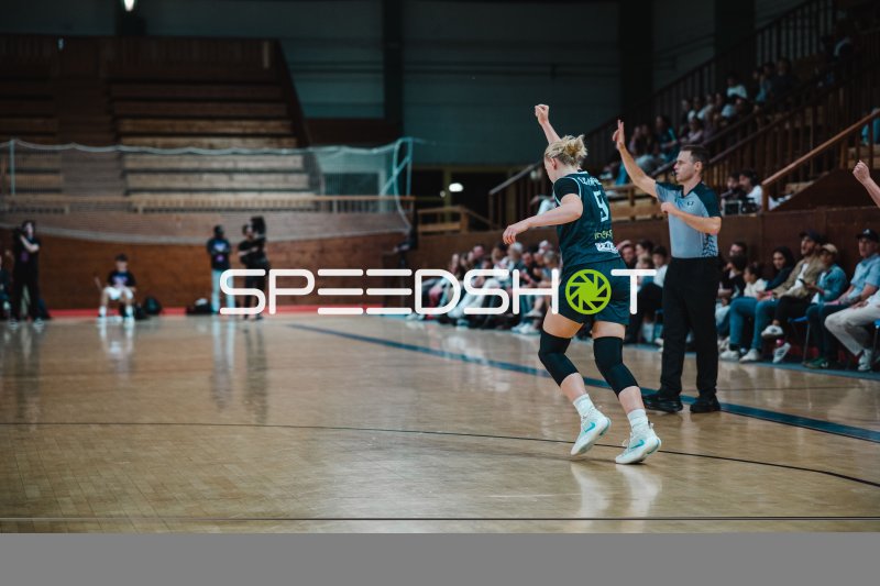 Spielerin der Saarlouis Royals in Sprungaktion während Match in Genf