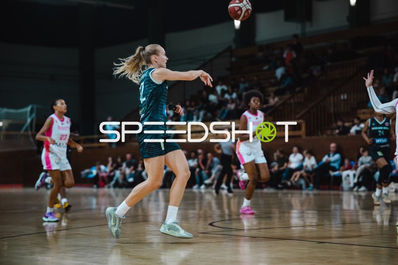 Spielerin der Ravens de Geneve bei Wurfaktion in Genf
