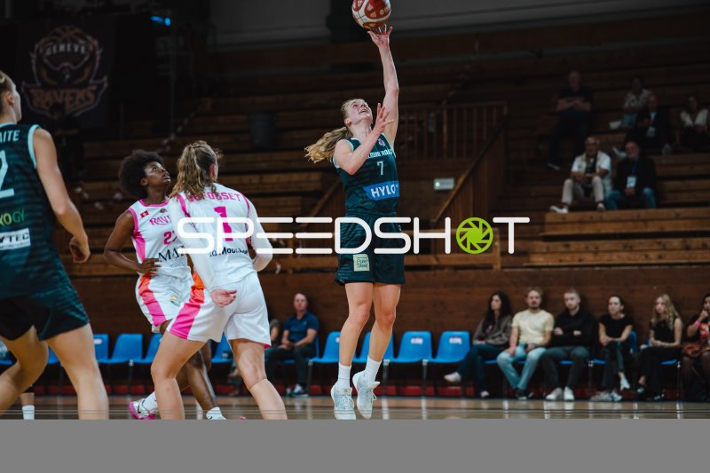 Spielerin der Ravens de Geneve (#7) wirft aufs Tor