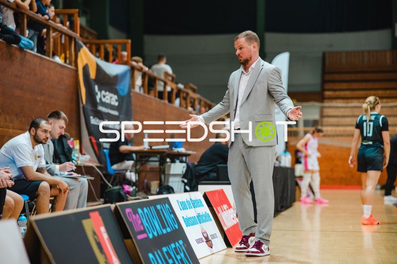 Trainer in der Coaching-Zone während des Spiels in Genf