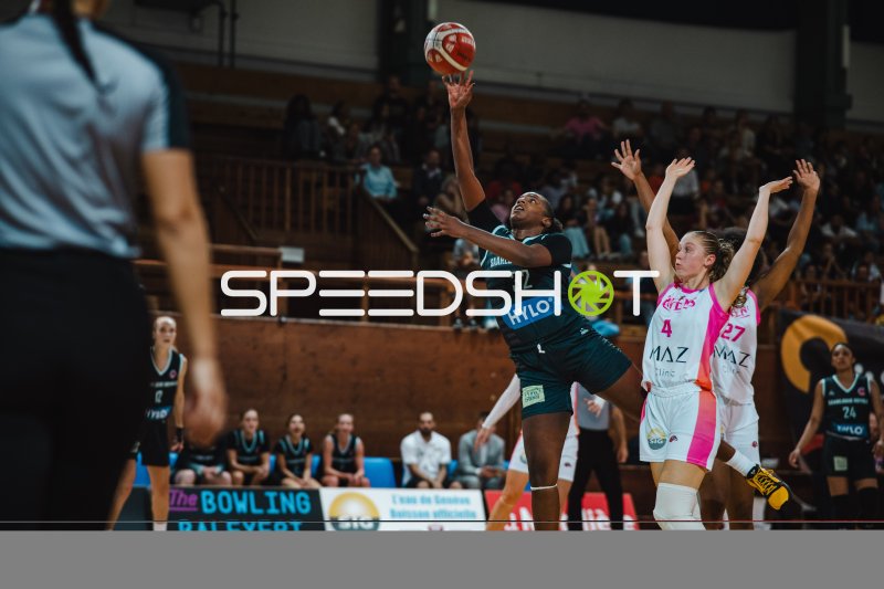 Sokona Nyambwa (#9; Ravens de Geneve) wirft aufs Tor gegen Saarlouis