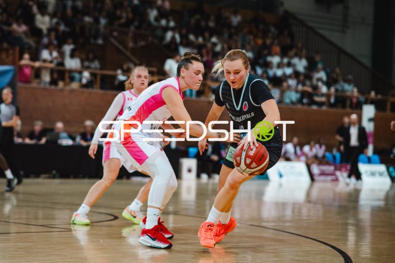 Basketballaction zwischen Saarlouis Royals und Ravens de Geneve in Genf