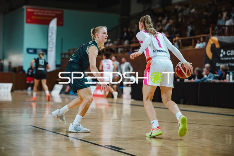 Jo Oly (#11; Saarlouis Royals) in Abwehr gegen Ravens de Geneve
