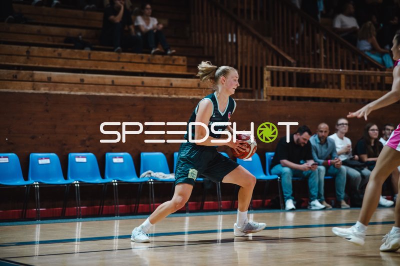 Jo Oly (#11; Saarlouis Royals) mit Ball im Spielaufbau