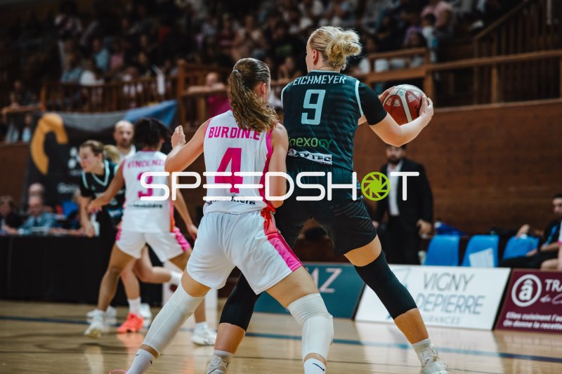 Emma Eichmeyer (#9; Ravens de Geneve) im Wurf gegen Emilie Burdin