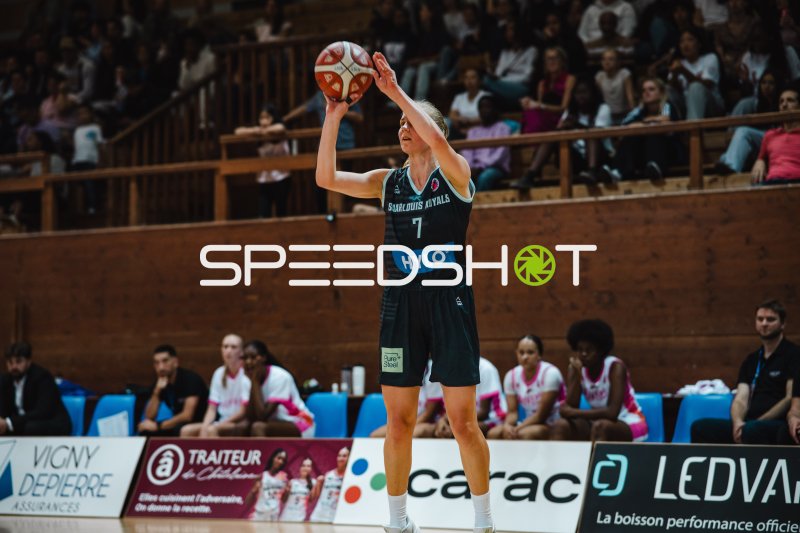 Jo Oly (#11; Saarlouis Royals) beim Sprungwurf