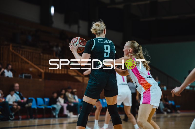 Emma Eichmeyer (#9; Saarlouis Royals) im Zweikampf gegen Ravens de Geneve
