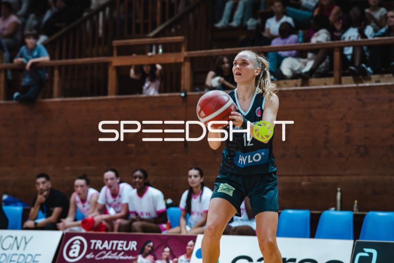 Caileigh Walsh (#12; Ravens de Geneve) beim Wurf