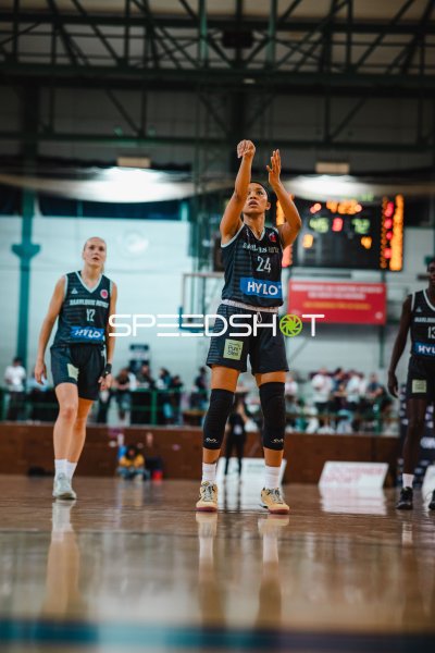 Oliana Squires (#24; Saarlouis Royals) beim Freiwurf