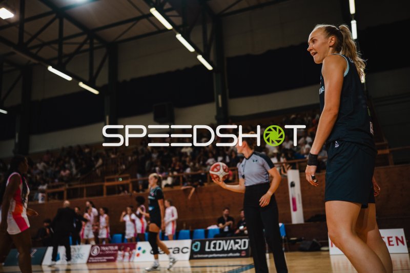 Caileigh Walsh (#12; Ravens de Geneve) im Spielaufbau