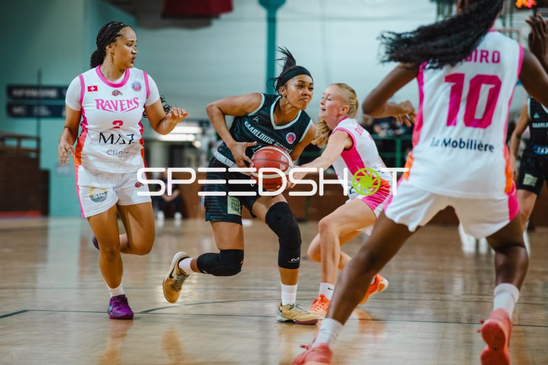 Oliana Squires mit Ball gegen Abwehr der Ravens de Geneve