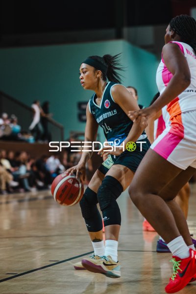 Oliana Squires (Saarlouis Royals) mit Ball gegen Gegenspieler