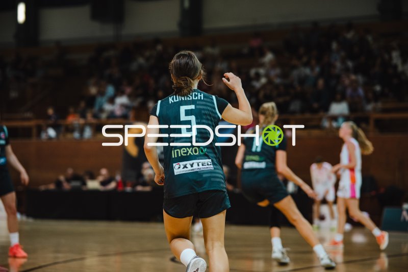 Eleonore Villiot (#5; Ravens de Geneve) im Spielaufbau
