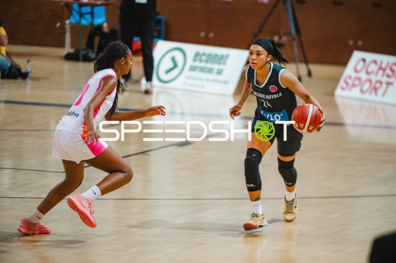 Oliana Squires (Saarlouis Royals) mit Ball gegen Verteidigerin