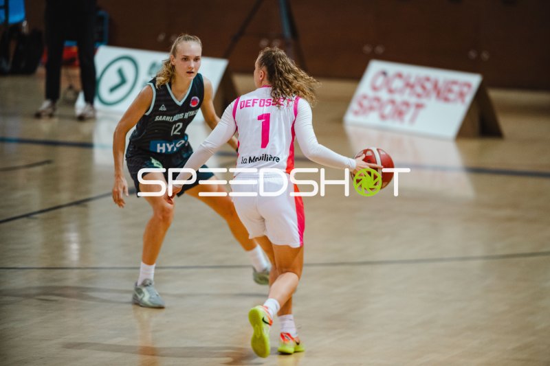 Caileigh Walsh (#12; Ravens de Geneve) im Eins-gegen-Eins gegen Saarlouis
